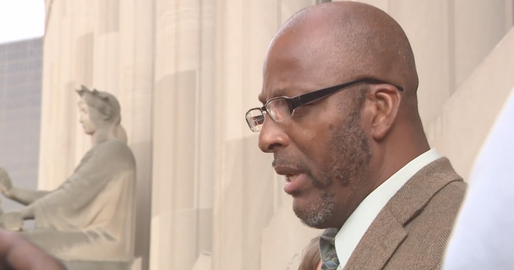 Christopher Dunn habló con los medios en la entrada de las cortes que lo juzgaron injustamente 34 años atrás. Hoy es un hombre libre gracias a la intervención de abogados buscando justicia para Dunn.